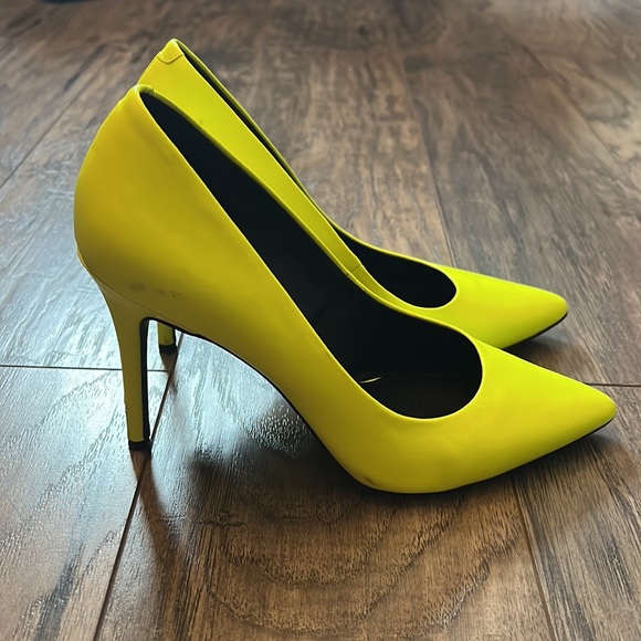 Michael Michael Kors Fluorescent yellow heels - Picture 3 of 4
